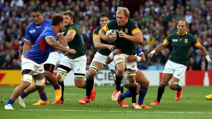 Le Sud-Africain Schalk Burger charge face aux Samoans (DAVID JONES / EPA)