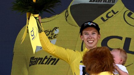 Lorena Wiebes sur le podium de la 1e étape du Tour de France Femmes à Paris, le 24 juillet 2022. (JEFF PACHOUD / AFP)