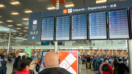 Des passagers à l'aéroport de Paris-Orly, le 9 mai 2023. (ALINE MORCILLO / HANS LUCAS / AFP)