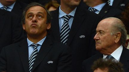 Michel Platini (président de l'UEFA), aux côtés de Sepp Blatter (président de la FIFA) (PATRIK STOLLARZ / AFP)