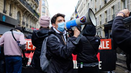 Une manifestation contre les idées de l'extrême droite, le 10 avril 2021 à Paris. (VINCENT KOEBEL / NURPHOTO / AFP)