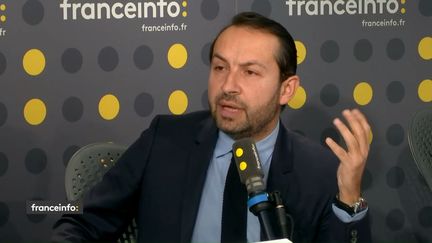 Sébastien Chenu, porte-parole du Rassemblement national et député du Nord, était l’invité du «&nbsp;8h30 franceinfo&nbsp;» mercredi 11 décembre 2019. La possibilité d'un référendum sur la réforme des retraites, la question de l'âge de départ, le financement du Rassemblement national... Il répond aux questions de Marc Fauvelle et Renaud Dély. (FRANCEINFO / RADIOFRANCE)