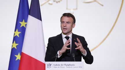 Le président Emmanuel Macron lors de la traditionnelle cérémonie de l'Épiphanie au palais de l'Élysée, à Paris, le 5 janvier 2024. (TERESA SUAREZ / AFP)