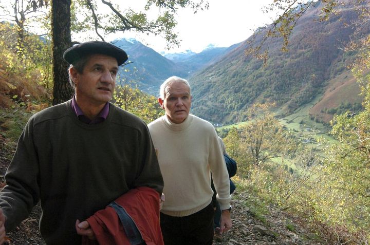 Le député Jean Lassalle (à gauche) et le ministre de l'Ecologie, Serge Lepeltier, le 9 mars 2006 à Urdos (Pyrénées-Atlantiques). (MAXPPP)