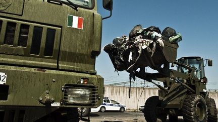 A Naples, le 10 mai 2011, des soldats italiens ramassent les ordures. ( AFP PHOTO / LUIGI DARINI)