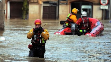 Sauveteurs à Cockermouth, dans le nord de l'Angleterre (20/11/09) (AFP/ANDREW YATES)