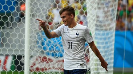 L'attaquant fran&ccedil;ais Antoine Griezmann c&eacute;l&egrave;bre un but contre le Nigeria, lors du Mondial 2014, &agrave; Brasilia (Br&eacute;sil), le 30 juin 2014. (FABRICE COFFRINI / AFP)