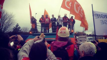 Vendredi 24 f&eacute;vrier - Florange (Moselle). Le candidat socialiste &agrave; l'&eacute;lection pr&eacute;sidentielle s'adresse aux sid&eacute;rurgistes d'ArcelorMittal. L'usine a ferm&eacute; en mars 2009. Depuis, les salari&eacute;s esp&egrave;rent une r&eacute;ouverture des hauts fourneaux. (RAPHAËL KRAFFT ET ALEXIS MONCHOVET)