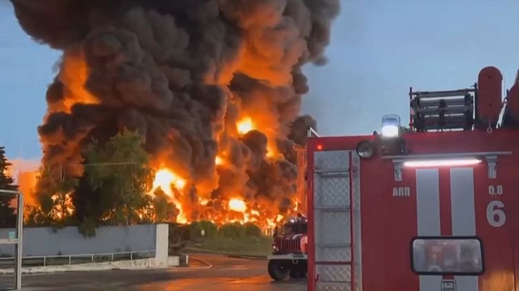 Un incendie s'est déclenché après une attaque de drones dans la port de Sebastopol, en Crimée annexée, samedi 29 avril 2023. (TELEGRAM/ @RAZVOZHAEV / AFP)