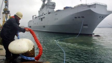 Le Tonnerre, bâtiment de projection et de commandement, lors de sa mise à l'eau, le 26 juillet 2005 à Brest. (AFP/FRED TANNEAU)