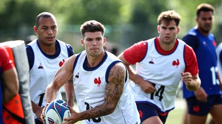 Le centre Gaël Fickou (à gauche), le demi d'ouverture Matthieu Jalibert (au centre) et l'ailier Damian Penaud (à droite) lors d'une séance d'entraînement au Stade du Parc à Rueil-Malmaison, près de Paris, le 5 septembre 2023, à trois jours du coup d'envoi de la Coupe du monde de rugby en France. (ANNE-CHRISTINE POUJOULAT / AFP)