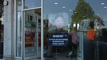 La publicité de ce coiffeur de Londres n'a pas plu à la Corée du Nord. (DR (capture vidéo ITN))