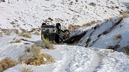 C'est dans ce v&eacute;hicule retourn&eacute; qu'une famille qui rentrait d'une journ&eacute;e &agrave; la neige a &eacute;t&eacute; retrouv&eacute;e vivante, le 10 d&eacute;cembre 2013, apr&egrave;s deux jours et deux nuits pass&eacute;es dans le froid.&nbsp; (LUCIA GONZALEZ / AP / SIPA)