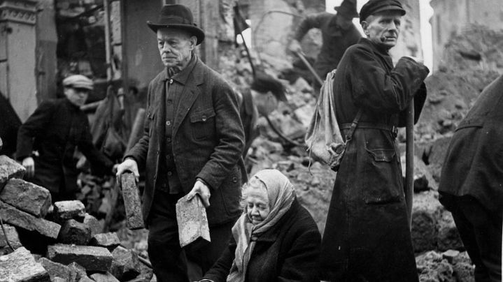 Le 1er mars 1946, des habitants de Dresde en Allemagne travaillent à la reconstruction de leur ville après le bombardement intensif des forces aériennes britanniques de la RAF, un an plus tôt, dans la nuit du 13 au 14 février 1945 qui a dévasté la ville. (FRED RAMAGE / HULTON ARCHIVE / GETTY IMAGES)