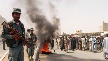 Protestations, à la périphérie de Kandahar, après la mort de quatre civils tués par l'Otan dans un bus (12 avril 2010) (AFP)