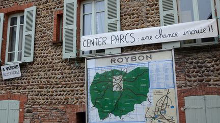 &nbsp; (Une banderole qui soutient le projet de Center Parcs à Roybon © Maxppp)