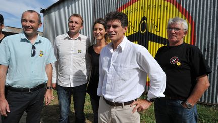 Pascale Chiron (C), t&ecirc;te de liste EELV pour les municipales &agrave; Nantes, lors d'une conf&eacute;rence de presse des opposants &agrave; l'a&eacute;roport Notre-Dame-des-Landes (Loire-Atlantique), le 7 septembre 2012. (FRANK PERRY / AFP)