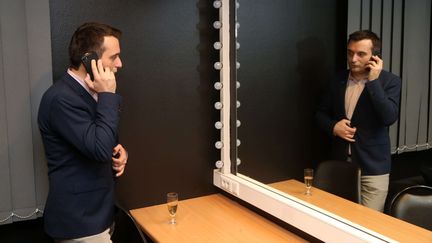 Florian Philippot dans les&nbsp;coulisses, lors du dernier meeting de la campagne présidentielle&nbsp;de Marine Le Pen, le 27 avril 2017, à Nice. (ALAIN ROBERT / SIPA)