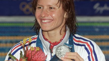 Roxana Maracineanu remporte la médaille d'argent aux 200 mêtres dos des Jeux Olympiques de Sydney, le 22 septembre 2000. (GREG WOOD / AFP)