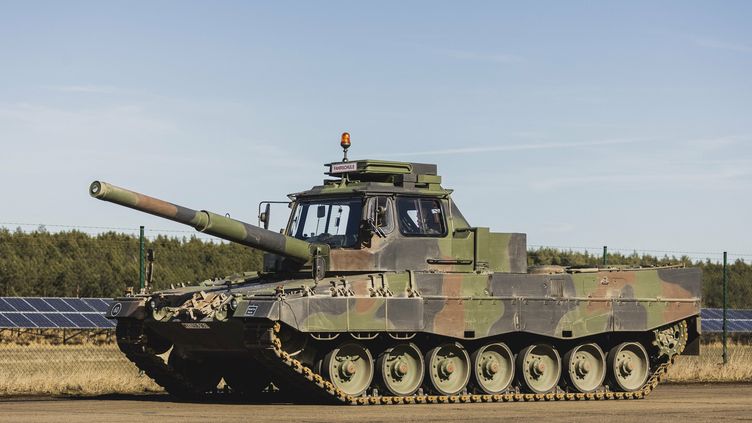 Un char Leopard sur une base militaire à Mahlwinkel (Allemagne), le 16 mars 2023. (FLORIAN GAERTNER / PHOTOTHEK / AFP)