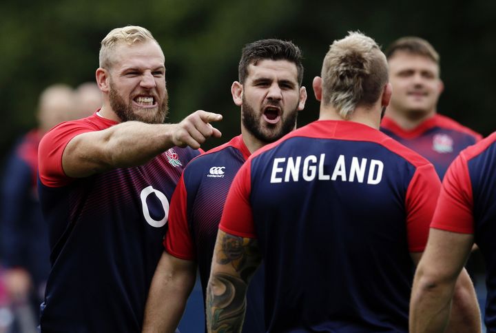 &nbsp; (Les Anglais à l'entraînement à Pennyhill Park. James Haskell et Rob Webber commentant une prestation de Joe Marler.  © Reuters / Henry Browne)