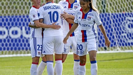 Les Lyonnaises Camille Abily, Delphine Cascarino, Dzsenifer Marozsan et Corinne Petit heureuses (STEPHANE GUIOCHON / MAXPPP)