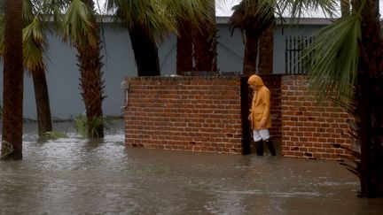 Une personne dans une rue inondée de Cedar Key, en Floride, le 5 août 2024. (JOE RAEDLE / GETTY IMAGES NORTH AMERICA / AFP)