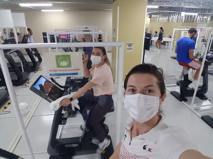 Le village olympique de Tokyo dispose d'une grande salle de sport dans laquelle Cécilia Berder et ses coéquipières poursuivent leur préparation en vue des épreuves. (CECILIA BERDER / RADIO FRANCE)