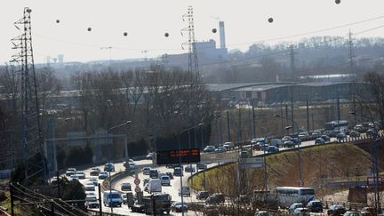 Des automobilistes sur le p&eacute;riph&eacute;rique de Toulouse, le 9 mars 2012. (REMY GABALDA / AFP)