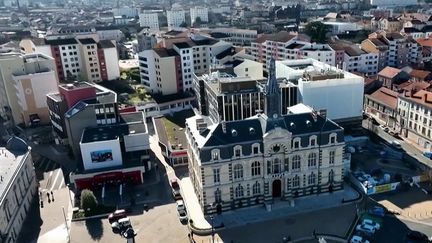 Dans une récente étude, un Français sur quatre a déclaré que le débat de l'entre-deux-tous aura un impact sur son vote, dimanche 24 avril. Reportage à Roanne, dans la Loire, auprès d'électeurs. (FRANCE 2)