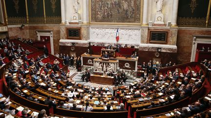 Les d&eacute;put&eacute;s rassembl&eacute;s dans l'h&eacute;micycle de l'Assembl&eacute;e nationale (Paris), le 4 septembre 2013. (PATRICK KOVARIK / AFP)