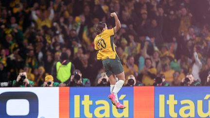 L'attaquante vedette de l'Australie, Sam Kerr, fête son but en demi-finale du Mondial face à l'Angleterre, le 16 août 2023 à Sydney (Australie). (NORVIK ALAVERDIAN / NURPHOTO / AFP)