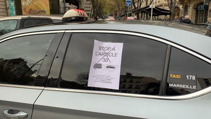 Opération escargot des taxis marseillais pour protester contre l'article 30 de la loi de financement de la sécurité sociale (MATHILDE VINCENEUX / FRANCEINFO)