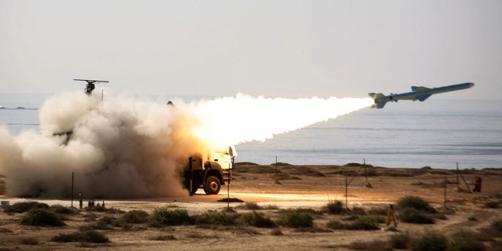 Missile iranien Qader lancé dans le sud de l'Iran, près du détroit d'Ormuz, le 2-1-2012. (Reuters - Jamejamonline/Ebrahim Norouzi/Handout)