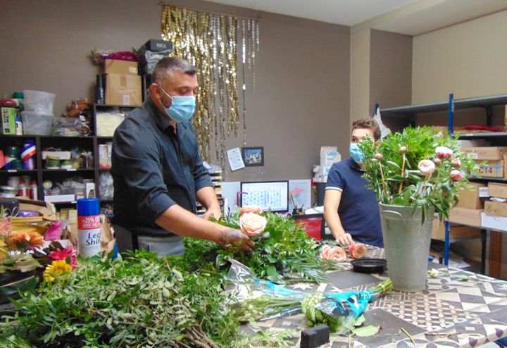 Le fleuriste Nicolas Bibaut dans l'arrière-salle de sa boutique, le 2 juillet 2020, à Reims (Marne). (FABIEN MAGNENOU / FRANCEINFO)