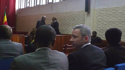 Martin Schibbye (au fond, &agrave; droite) parle &agrave; son avocat au tribunal d'Addis-Abeba en Ethiopie le 1er novembre 2011. (JENNY VAUGHAN / AFP)