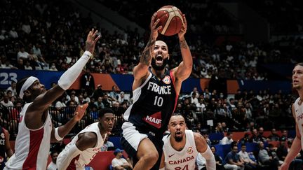 Décevante, l'équipe d'Evan Fournier, ici face au Canada, s’est effondrée au Mondial de basket en Asie du sud-est en septembre. L'humiliation fut immense pour les Bleus, éliminés après seulement deux matchs alors qu'ils visaient la finale. (YASUYOSHI CHIBA / AFP)