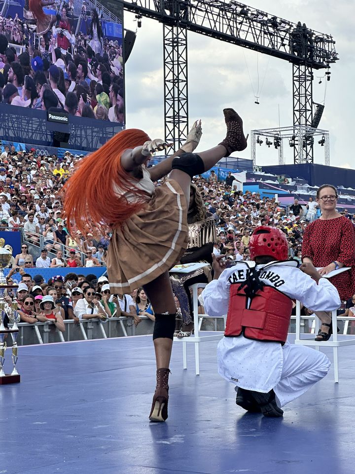 Les danseurs de voguing de la House of Gucci et la House of Revlon au Parc des champions, au Trocadéro, pour le premier "ball" de l'histoire des Jeux olympiques, jeudi 1er août. (GAITE LYRIQUE)