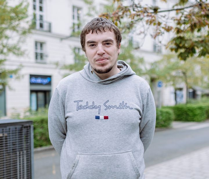 Romain pose près de la gare de Tours (Indre-et-Loire), le 6 avril 2022. (PIERRE MOREL / FRANCEINFO)