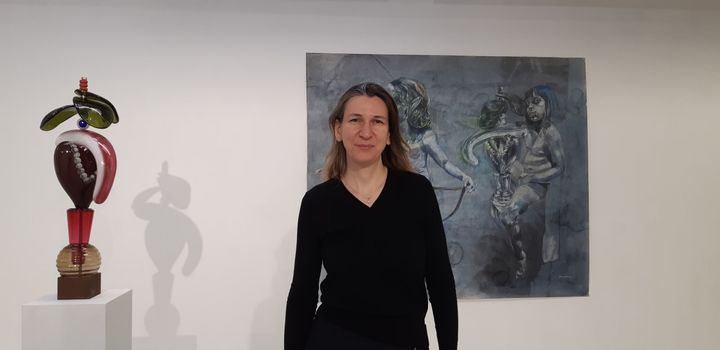 La présidente du Comité Professionnel des Galeries d'art, Marion Papillon, dans sa galerie du quartier du Marais à Paris. (ANNE CHEPEAU / RADIO FRANCE)