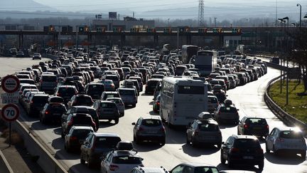 Un bouchon au p&eacute;age de&nbsp;Saint-Quentin-Fallavier sur l'A43, le 14 f&eacute;vrier 2015. (CITIZENSIDE / MOURAD ALLILI / AFP)