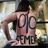 Une Femen française manifeste à la Cinémathèque de Paris, le 30 octobre 2017, contre le réalisateur Roman Polanski, accusé d'agressions sexuelles. (JULIEN MATTIA / NURPHOTO / AFP)