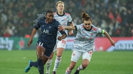 La Parisienne&nbsp;Kadidiatou Diani à la lutte avec la Bavaroise&nbsp;Lina Magull&nbsp;lors du quart de finale retour de Ligue des champions, mercredi 30 mars 2022. (THOMAS SAMSON / AFP)