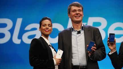 Le patron de BlackBerry et la chanteuse&nbsp;Alicia Keys&nbsp;(nomm&eacute;e directrice de la cr&eacute;ation), le 30 janvier 2013, &agrave; New York. (MARIO TAMA / GETTY IMAGES NORTH AMERICA / AFP)