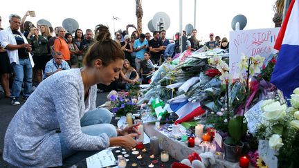 Moment de recueillement&nbsp;sur la promenade des Anglais à Nice (Alpes-Maritimes), vendredi 15 juillet, au lendemain de l'attentat qui a fait au moins 84 morts.&nbsp; (MAXPPP)