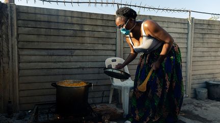 Au Zimbabwe, des bénévoles offrent des repas gratuits aux plus défavorisés. Le Programme alimentaire mondial des Nations unies demande aux donateurs 130 millions de dollars pour soutenir une opération d'urgence jusqu'en août. Il s’agit d’éviter que des millions de personnes subissent la faim. Selon une récente évaluation nationale, le nombre de Zimbabwéens en situation d'insécurité alimentaire aiguë est passé de 3,8 millions au dernier trimestre 2019 à 4,3 millions, rapporte l’ONU. La crise alimentaire, provoquée par les changements climatiques et la récession, s’est aggravée en 2020 alors que la pandémie du coronavirus gagne du terrain.&nbsp; &nbsp; &nbsp; (JEKESAI NJIKIZANA / AFP)