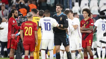 Kylian Mbappé salue le gardien belge Thibaut Courtois après la qualification de la France en finale de la Ligue des nations, le 7 octobre 2021 à l'Allianz Stadium de Turin, en Italie. (JEAN CATUFFE / AFP)