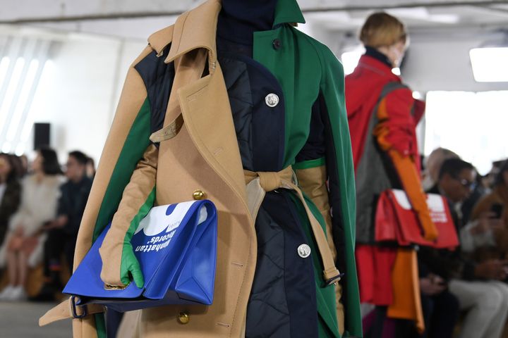 Les idées et les références foisonnent toujours dans le vestiaire de Chitose Abe chez Sacai. La créatrice japonaise prône les hybridations improbables mais cependant réussies : ainsi une veste mêle un blouson en jean et un haut de smoking, un bomber et une doudoune fusionnent avec une veste d'officier ou un trench rencontre une veste molletonnée. L'asymétrie règne mais ces assemblages sont harmonieux. Ici les carreaux côtoient les rayures. Même les chaussures sont dépareillées : la bottine gauche adopte le pelage de panthère tandis que la bottine droite est zébrée, l'escarpin gauche est en cuir et le droit en velours. Résultat : un mix des matières totalement réussi.
	 
 (ALAIN JOCARD / AFP)