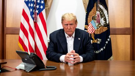 Cette photo envoyée par la Maison Blanche montre Donald Trump à un bureau dans sa suite présidentielle de l'hôpital militaire de Walter Reed dans le Maryland, le 4 octobre 2020. (TIA DUFOUR / THE WHITE HOUSE / AFP)