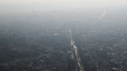 Vue de Paris depuis la tour Montparnasse le 5 décembre 2016. (THOMAS SAMSON / AFP)